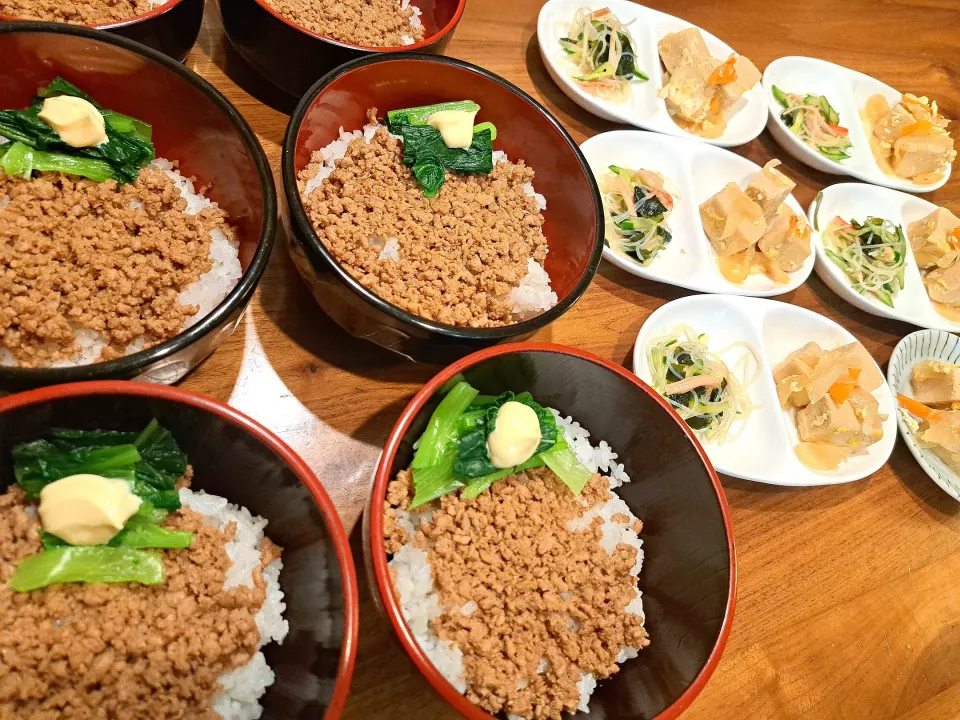 豚そぼろ丼　高野豆腐と玉ねぎ玉子とじ　残り物春雨サラダ|m aさん