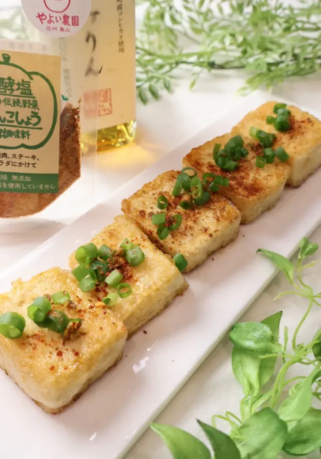 Snapdishの料理・レシピ写真:照り焼き豆腐ステーキ ぼたんこしょう発酵塩風味｜パラパラっとかけるだけ〜おいしい発酵塩♪