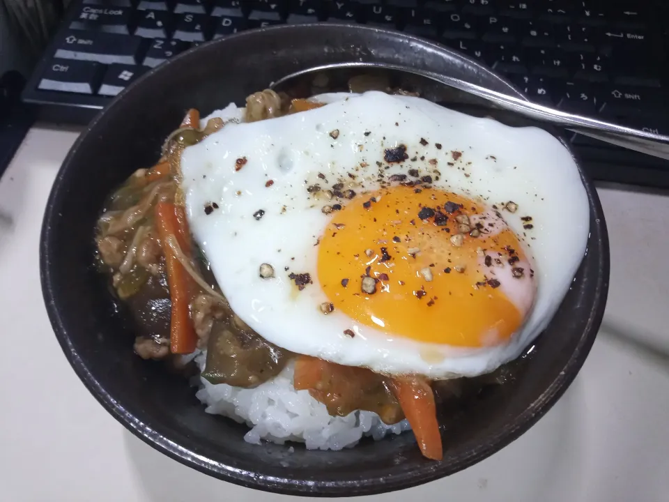 Snapdishの料理写真:目玉焼き乗せ麻婆茄子丼|darkbaronさん