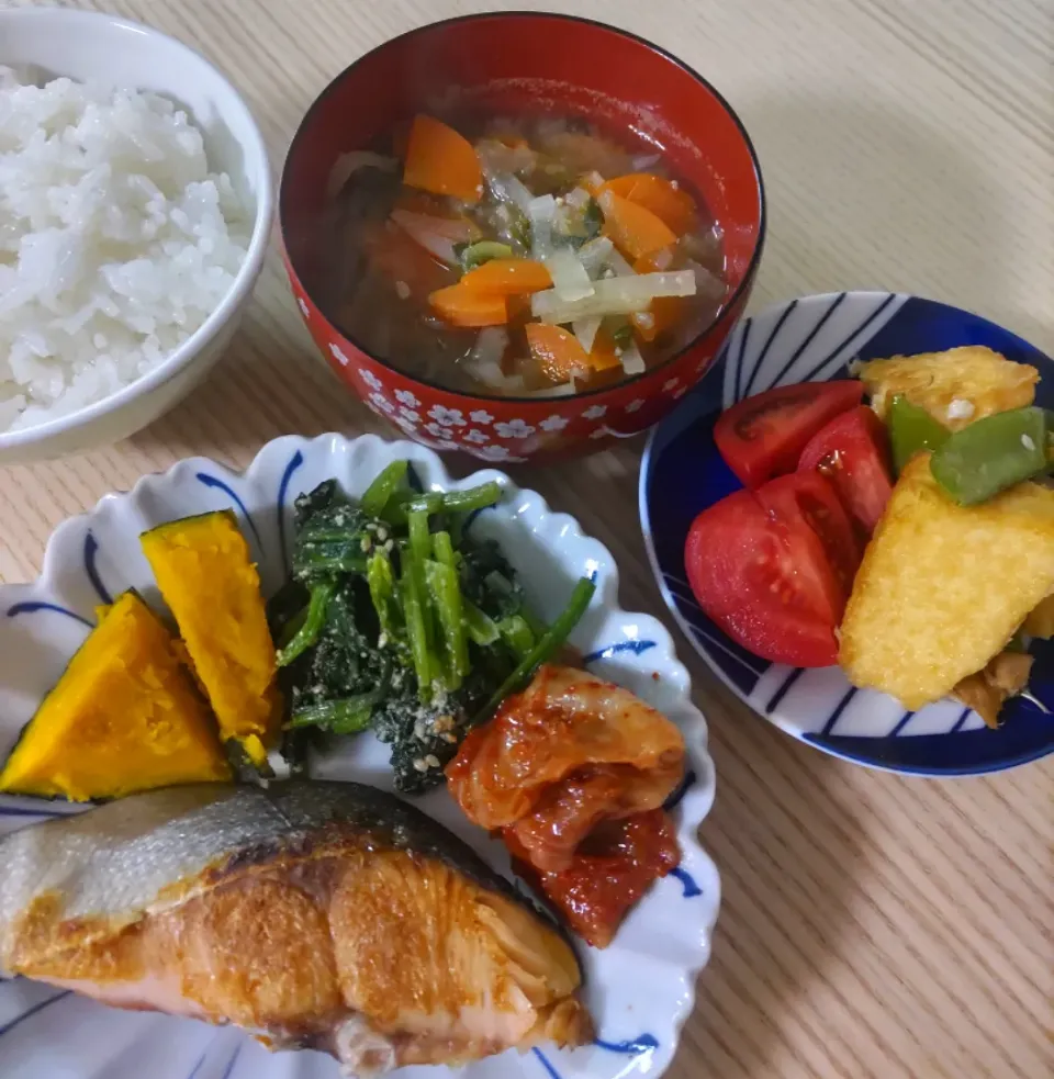 Snapdishの料理写真:塩鮭
ほうれん草胡麻和え
厚揚げとツナのチャンプルー|ちゃいさん