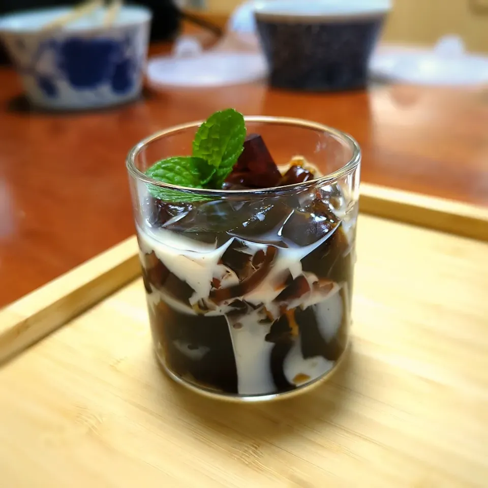 Snapdishの料理写真:森のコーヒーゼリー☕

つるつるぷるん🎶

ほろ苦モカコーヒーと濃厚な生乳をミックスした【飲めちゃうゼリー】☺

低カロリーで代謝を高めてくれるので、ダイエット中や甘いものが苦手な方にもおすすめの大人デザートです✨|森のごはん屋さんさん