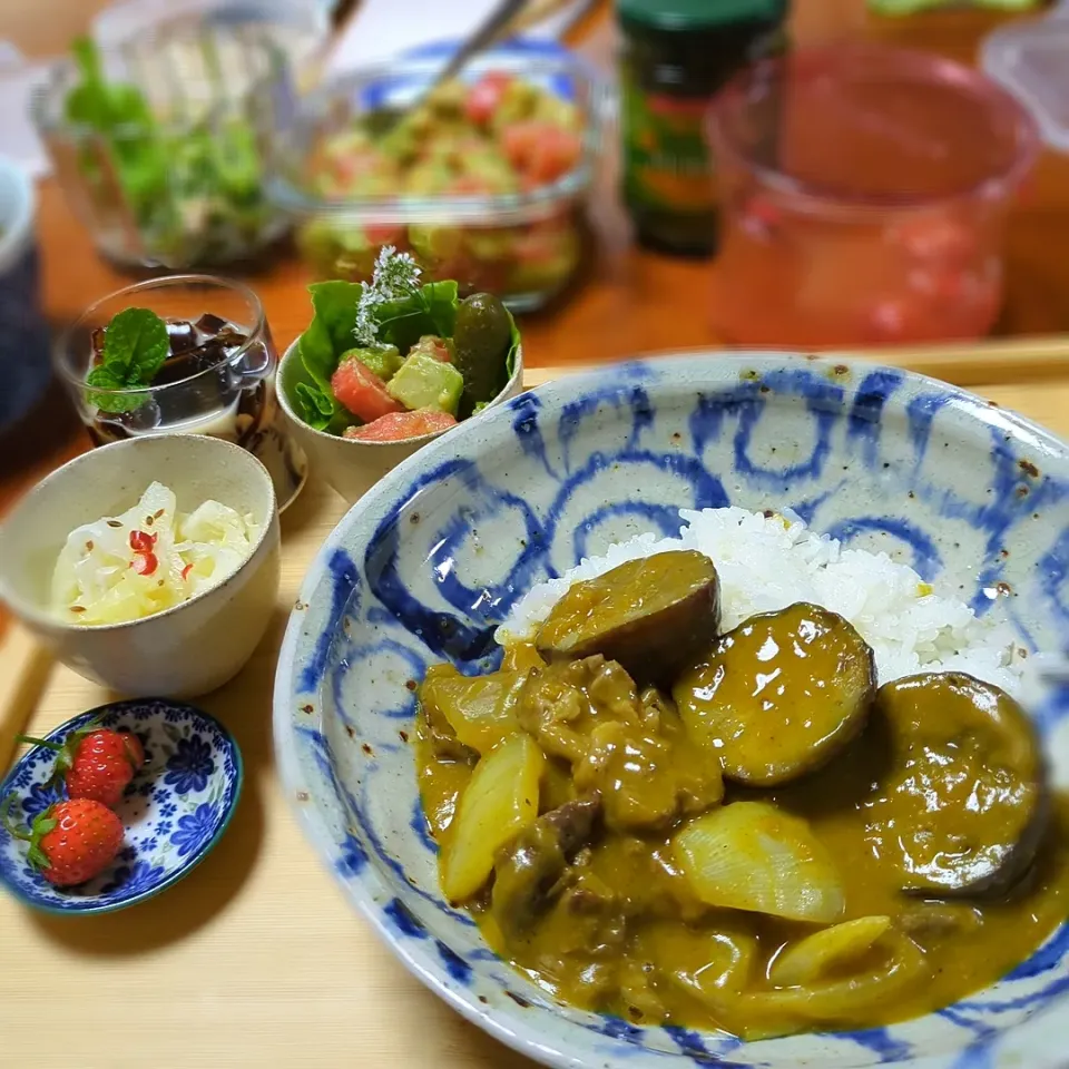 季節のカレー定食

お野菜の甘みたっぷり☺

胃腸の調子を整えてくれる
体に優しい辛くないカレー🍛

ナスには自律神経を整えリラックスできる作用があるそうです✨

体がなんとなく重いなぁ、寝付きが悪い…というときにも☺



ナスと牛肉のカレー
キャベツのピクルス
トマトとアボカドのサラダ
コーヒーゼリー
手摘みいちご|森のごはん屋さんさん