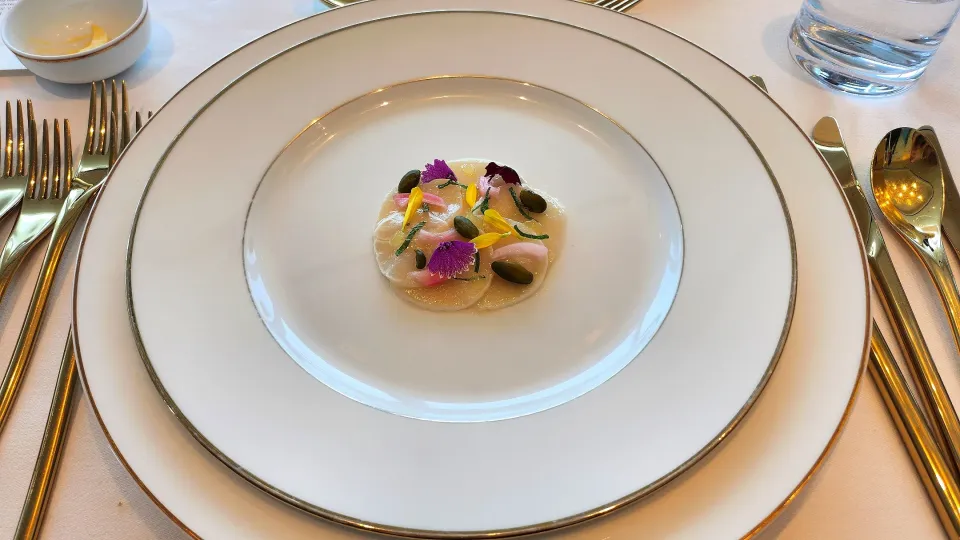 scallop carpaccio topped with pistachio, rosemary oil, mint, yuzu jelly|Ninaさん