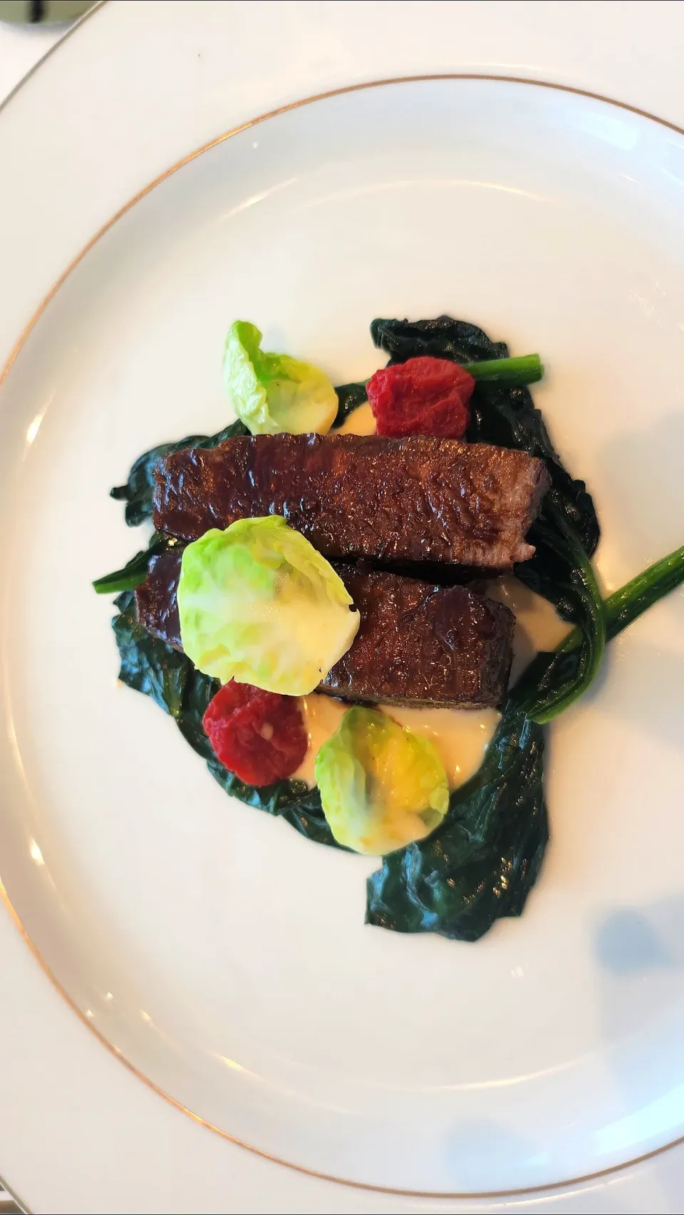 Hanwoo beef tenderloin parmesan cream, confit tomatoes and spinach, beef jus|Ninaさん