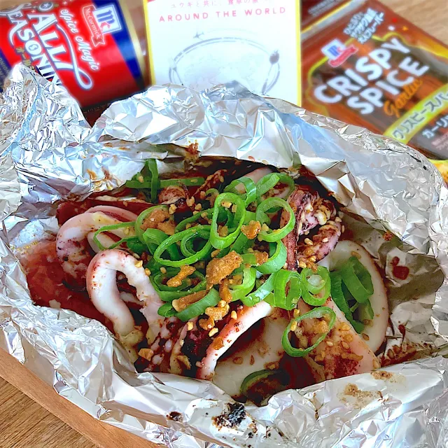 Snapdishの料理・レシピ写真:スルメイカのホイル焼き〜オールシーズニングマヨ&クリスピースパイスガーリックがけ〜｜お外ご飯が最高に美味しい！アウトドア料理をご紹介♪