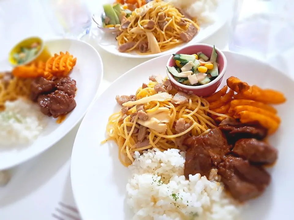 夕食(*ˊ˘ˋ*)
ワンプレート🎶
ごはん 
サイコロステーキ
豚肉と舞茸パスタ
きゅうりとハムのカニカマサラダ
ポテト|プリン☆さん