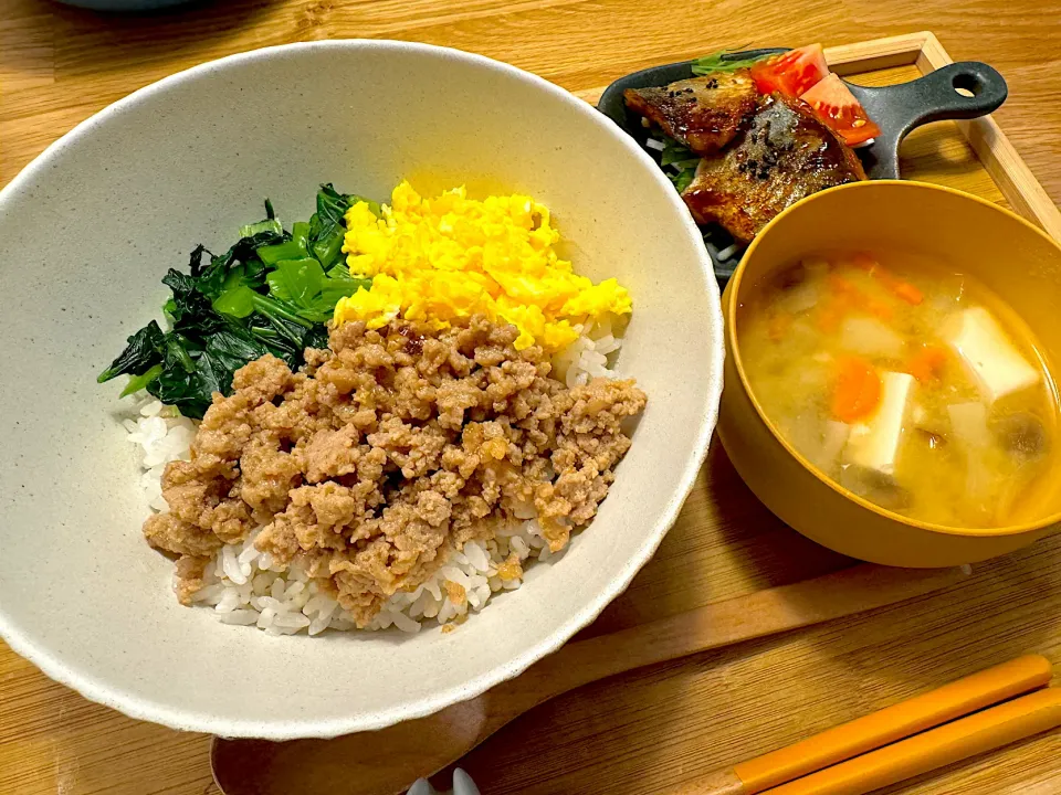 子供がモリモリ食べる　鶏そぼろの三食丼|かぼちゃんさん