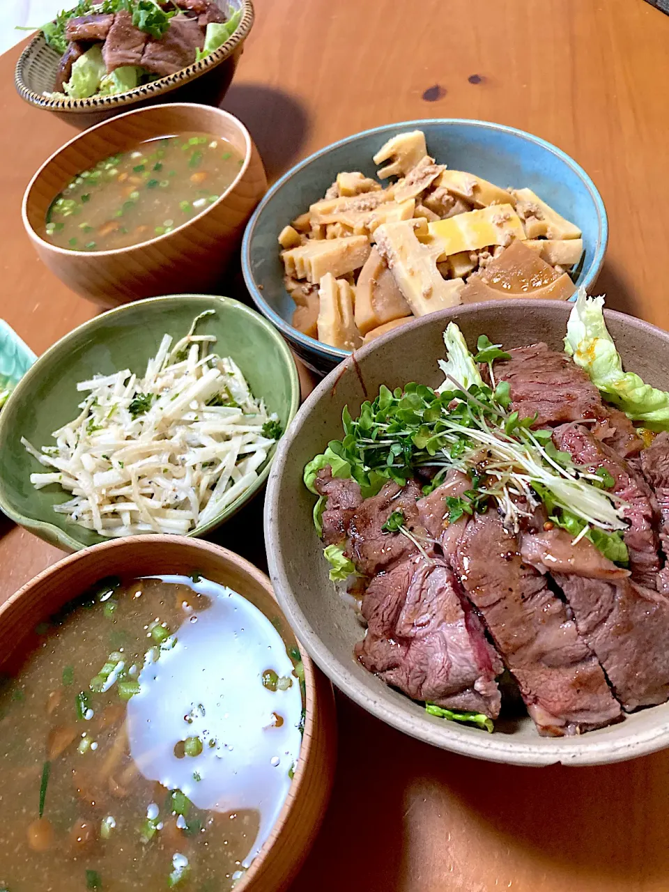 和牛ビーフステーキ丼💚ナメコの熟甘お味噌汁💚大根皮の塩きんぴら💚大豆ミンチ入り筍の鶏そぼろ味噌煮|さくたえさん