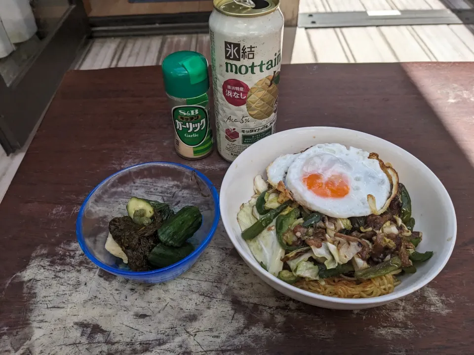 皐月晴れ復活の2024/05/11はベランダ食
焼きそば（まるちゃんソース無添焼きそば＋新潟県産冷凍豚こま肉＋目玉焼き＋宮崎県産ピーマン愛知県産キャベツ＋塩分控えめ丸大豆醤油＋日本酒＋片栗粉＋粉末沖縄県産黒糖＋オイスターソース＋水＋サラダ油＋丸本太香胡麻油）
・熊本県産赤もく＋自家製ピクルス＋ピクルス液
・キリン氷結も|Tarou  Masayukiさん