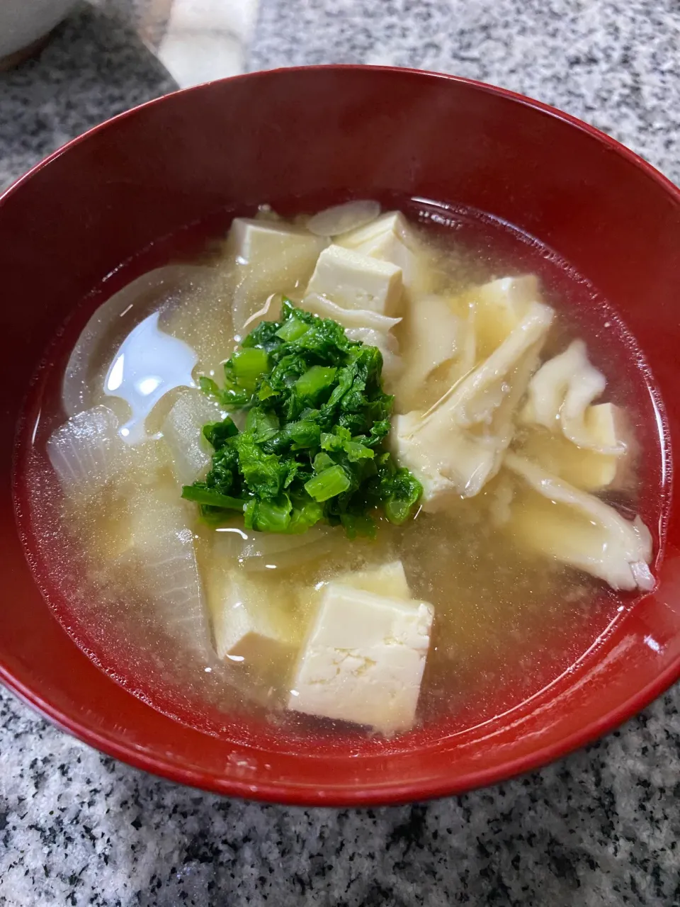 Snapdishの料理写真:お豆腐と玉ねぎと舞茸のお味噌汁わさび菜乗せました|おかこさん