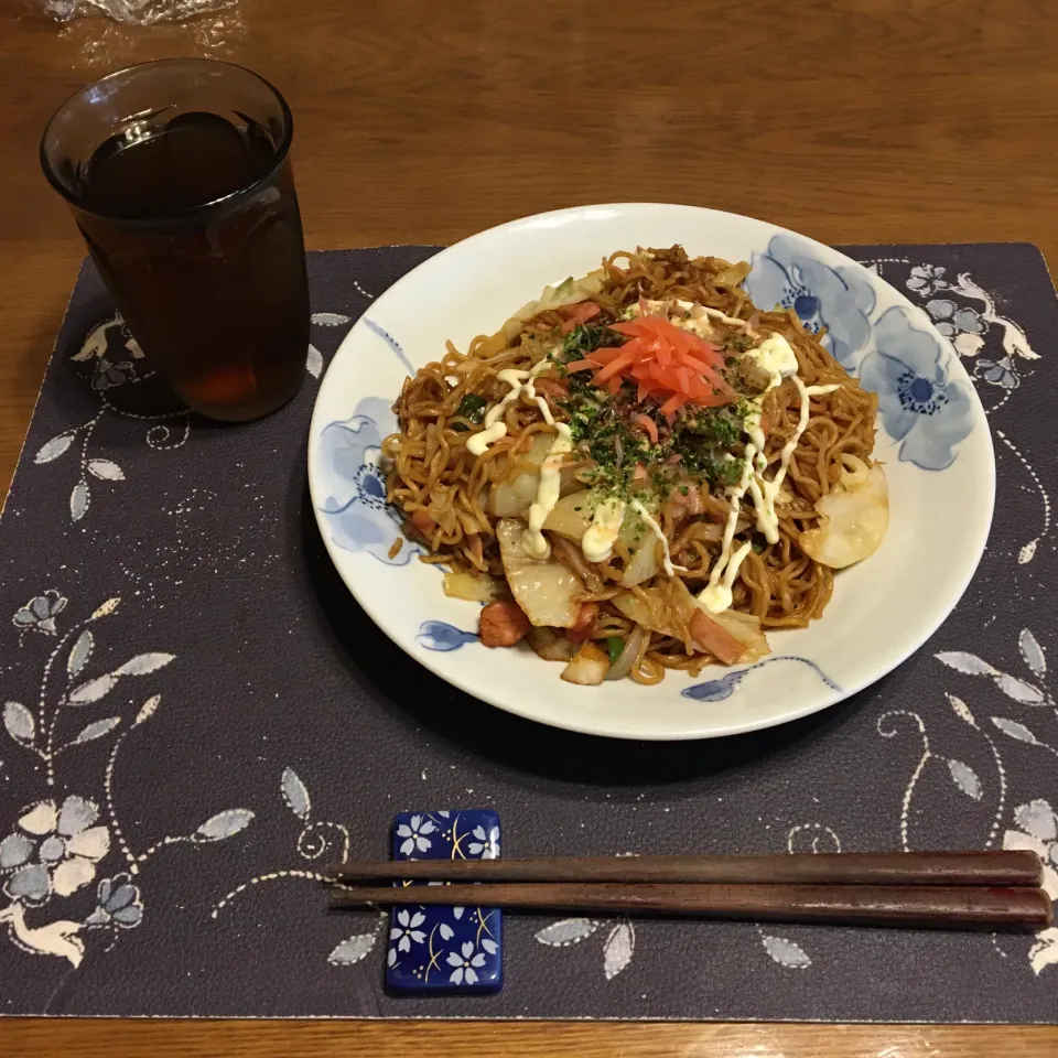 大盛りソース焼きそば、六条麦茶(昼飯)|enarinさん