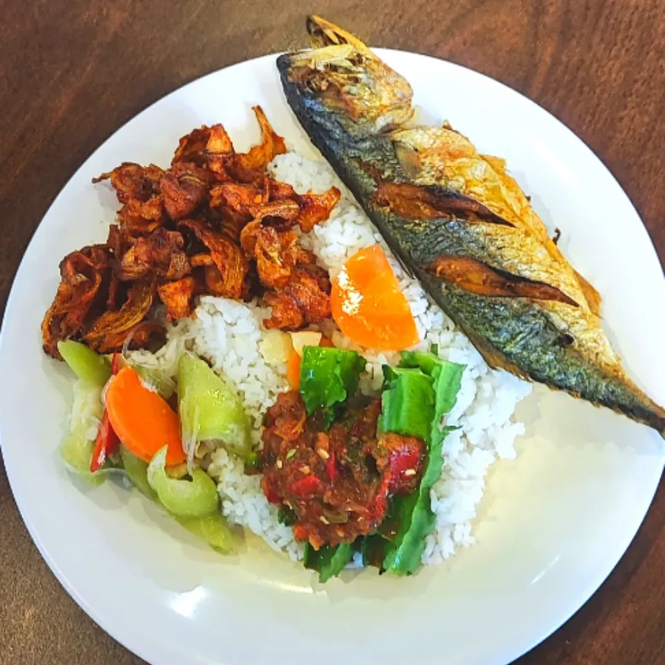 Snapdishの料理写真:Mix Rice
- Nasi Putih
- Ikan Goreng
- Sambal Ikan bilis
- Sayur Lemak
- Ulam dan Sambal Belacan|simatasepetさん