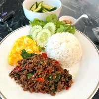 ข้าวกระเพราเนื้อ ไข่คน|Thanakritさん