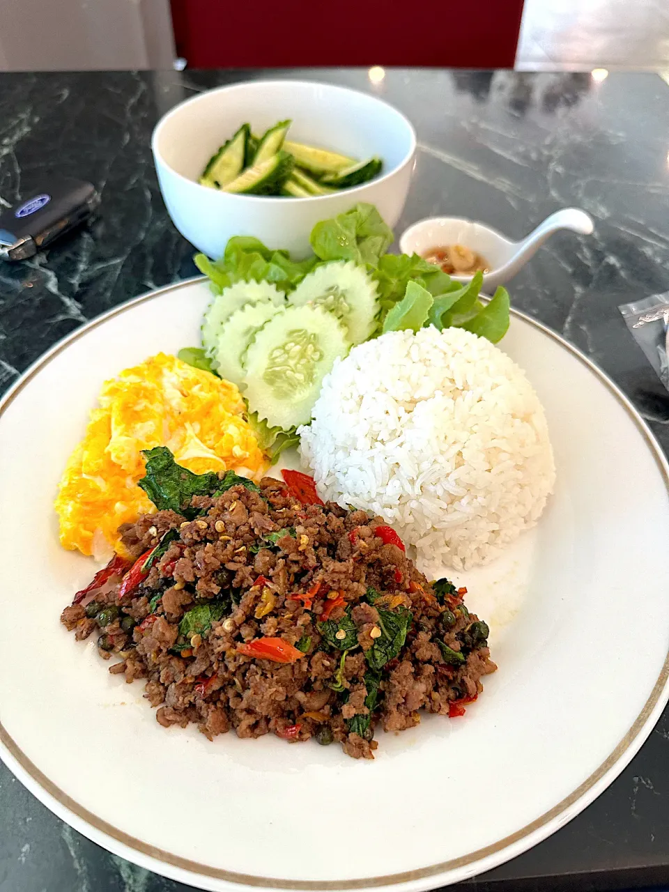 ข้าวกระเพราเนื้อ ไข่คน|Thanakritさん