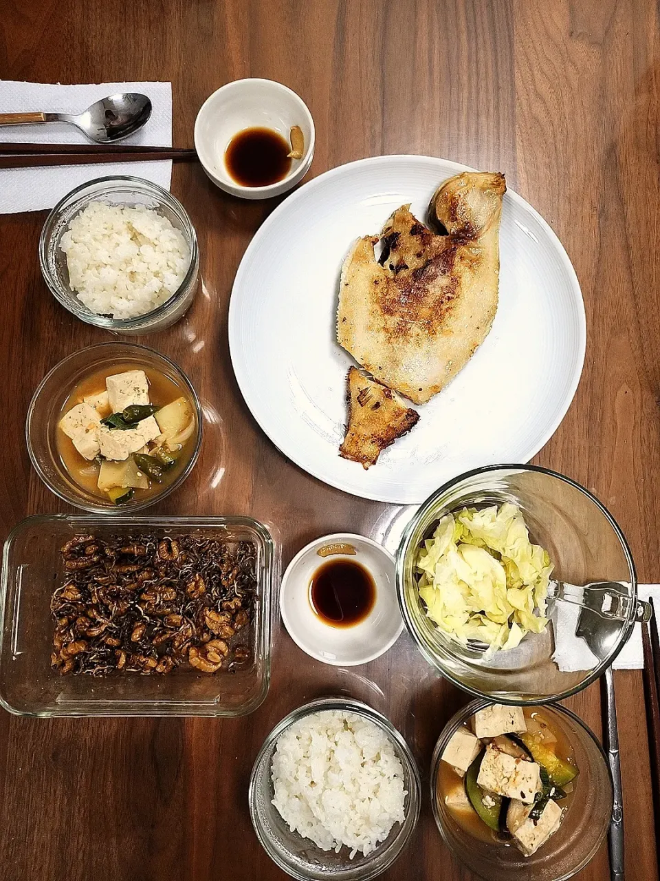 Nina's dish dinner
 - grilled halibut with soybean sauce
 - steamed cabbage 
 - soybean paste stew 
 - stir-fried anchovies and walnut 
|Ninaさん