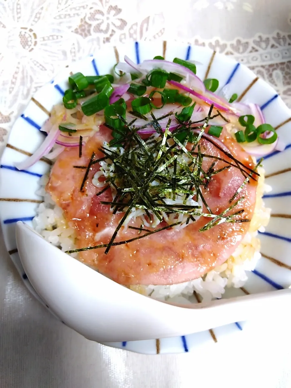 生協まぐろしらす丼(青ネギ、赤玉ねぎスライス、刻み海苔、たれ付き)|m.rafuさん