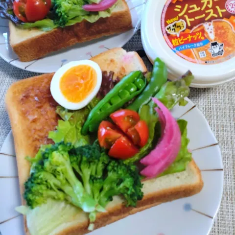 「シュガートースト ザクザク粒ピーナッツ味」を使ってみたSnapdishの料理・レシピ写真:粒ピーナッツ味シュガートースト de サラダトースト