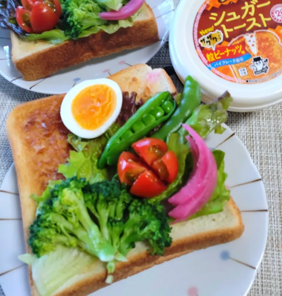 Snapdishの料理写真:粒ピーナッツ味シュガートースト de サラダトースト|kazさん