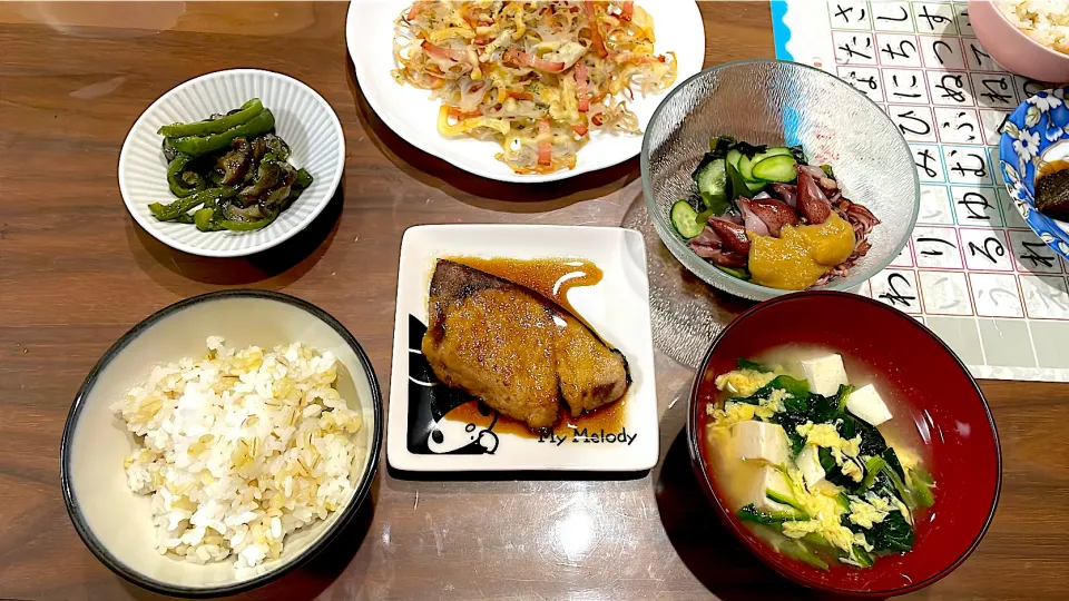 Snapdishの料理写真:鰤の照り焼き　ほうれん草と豆腐のかき玉味噌汁　ホタルイカの酢の物辛子酢味噌　蓮根チップベーコンとチーズのせ　なすとピーマンの味噌炒め|おさむん17さん