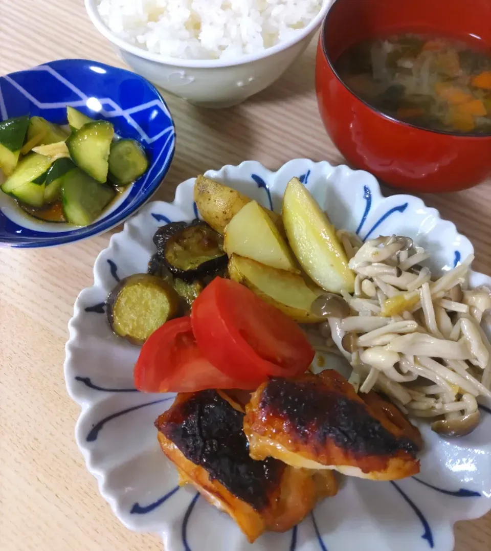 Snapdishの料理写真:鶏肉のはちみつ味噌焼き
なすと新じゃがオーブン焼き
きのこの柚子胡椒ナムル|ちゃいさん