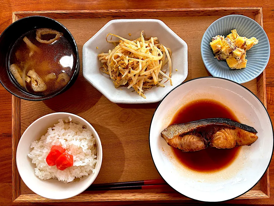 今日の昼ごはん(ブリの照り焼き、もやしたまご、さつまいもサラダ、たまねぎ味噌汁、明太子)|cocomikaさん