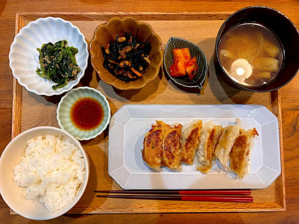 今日の夜ご飯(餃子、ほうれん草の胡麻和え、ひじきの煮物、カクテキ、たまねぎ味噌汁)|cocomikaさん