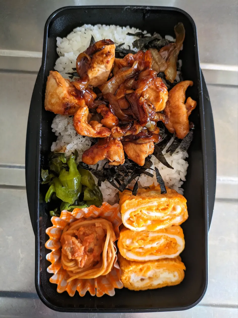 Snapdishの料理写真:旦那弁当　2024/5/12

焼き鳥丼
玉子焼き
ミートパスタ|ユキヨメ♪さん