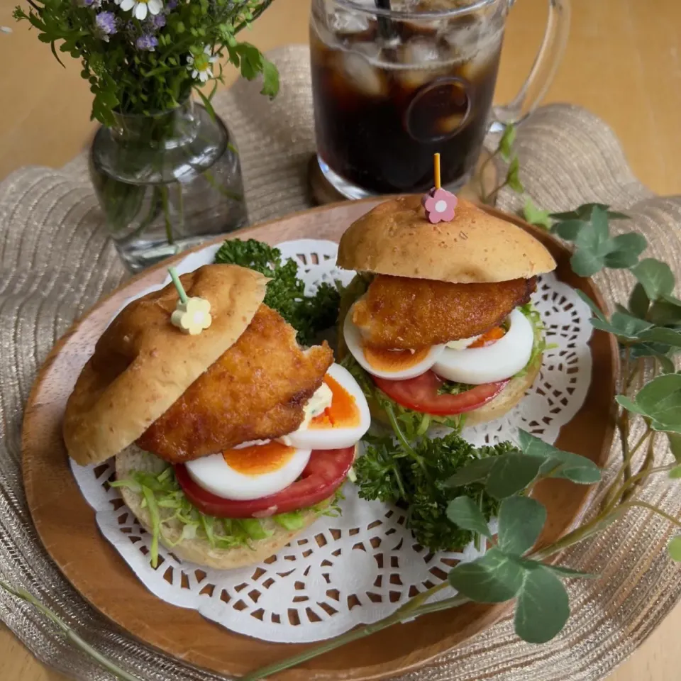 Snapdishの料理写真:5/12❤︎甘辛ささみチキンかつと半熟たまごサンド🌱✨

＊ 全粒粉バンズ
＊ 甘辛チキンかつ
＊ 半熟たまご
＊ キャベツ＊トマト|Makinsさん