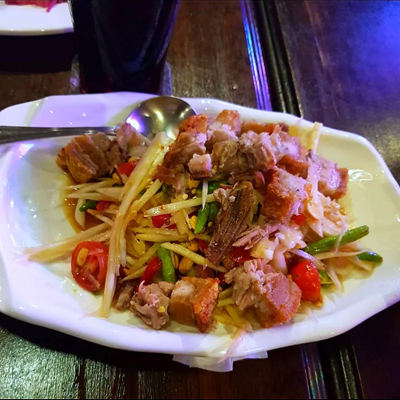 spicy papaya salad with crispy belly pork🌶|patlovestocookさん