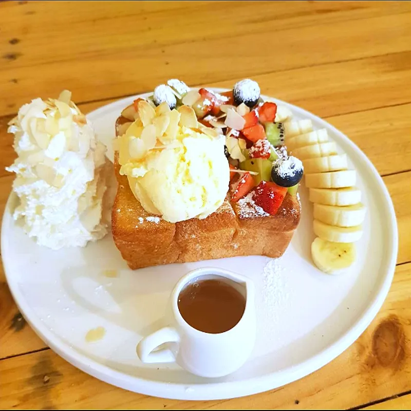 honey toast with mixed fruits🍞🍓🥝🍌🫐|patlovestocookさん