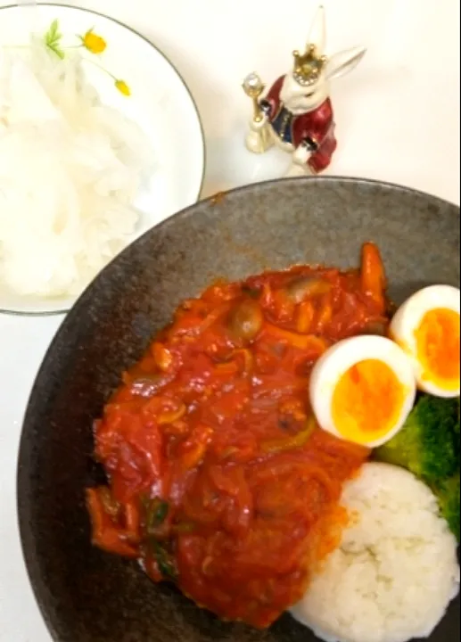 Snapdishの料理写真:'24．5/12
今夜は作りおきで煮込みハンバーグ😋|たえさん