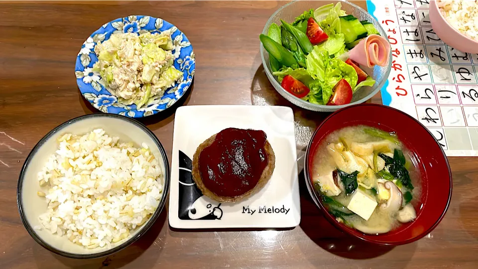 チーズインハンバーグ　色々入り豆腐の味噌汁　サラダ　ごま風味ツナ豆腐和えキャベツ|おさむん17さん