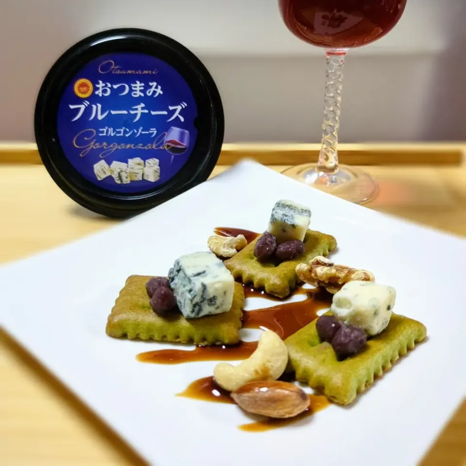 世界三大チーズ🧀
ゴルゴンゾーラのしるこカナッペ

和洋折衷のパーティーメニューが誕生☺✨

抹茶味のしるこサンドに、甘さ控えめに炊いた小豆とブルーチーズをトッピング🎶

黒糖シロップをソースに見立て、ミックスナッツを散らせばあっという間にオシャレなおつまみのできあがり✨

チーズの塩気と黒糖のコクのある甘さがまろやかに溶け合い、抹茶の風味がふんわりと口の中に広がります。

和の素材と合わせることで、ブルーチーズ初心者でも食べやすくアレンジしました🌳

香り高い赤ワインと一緒に召し上がれ❤|森のごはん屋さんさん