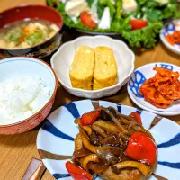 今日の夕ごはん🤗
和風ハンバーグ野菜照り焼きあんかけ
ケールのシーザーサラダ
だし巻き卵
レンコンキムチ
もずくのお味噌汁