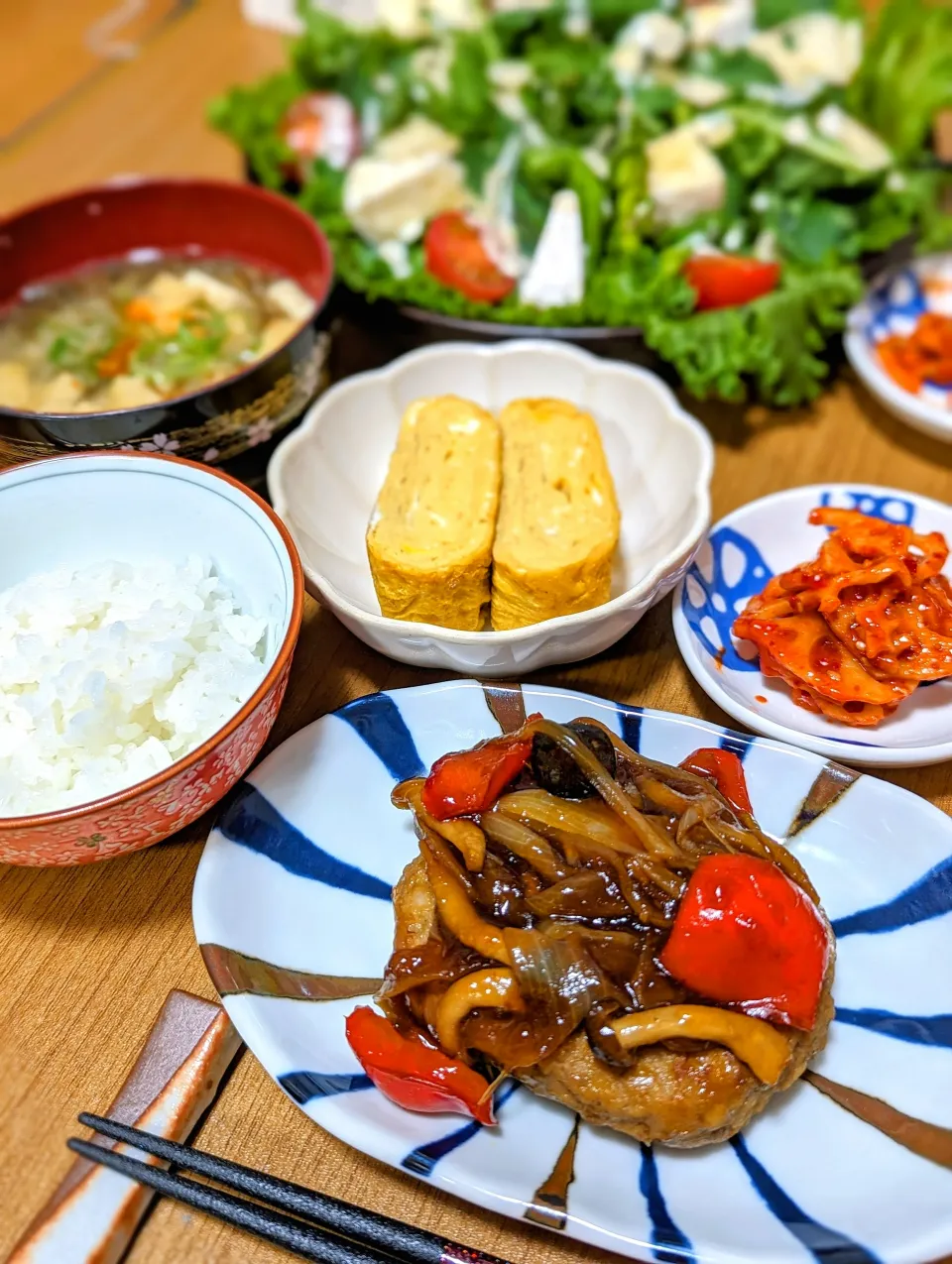 今日の夕ごはん🤗
和風ハンバーグ野菜照り焼きあんかけ
ケールのシーザーサラダ
だし巻き卵
レンコンキムチ
もずくのお味噌汁|としちゃんさん