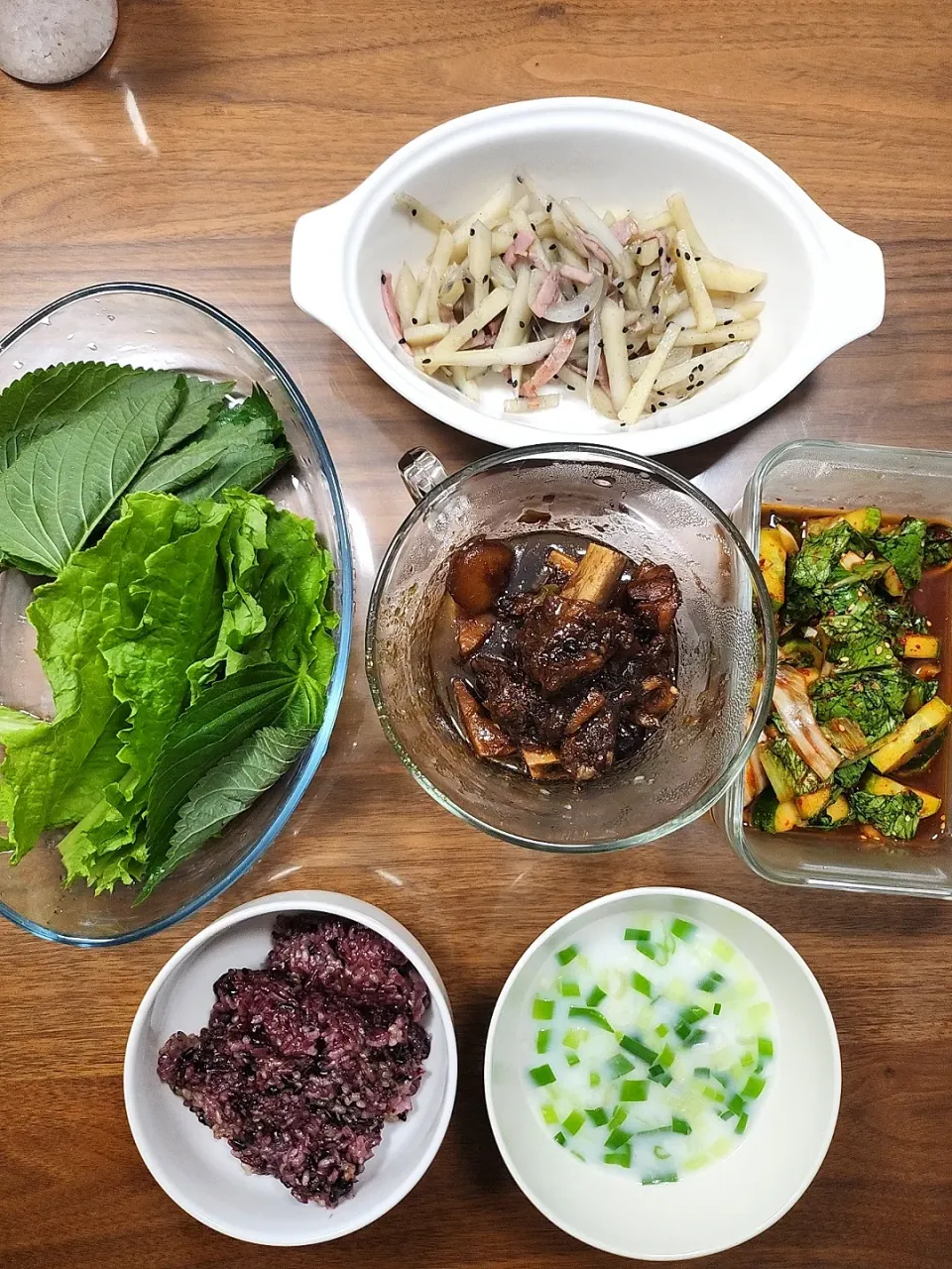 Nina's dish dinner for my mate
- rice 
- beef bone soup 
- lettuce
- Galbijjim, again
- radish salad, again
- seasoned cucumber, again
|Ninaさん