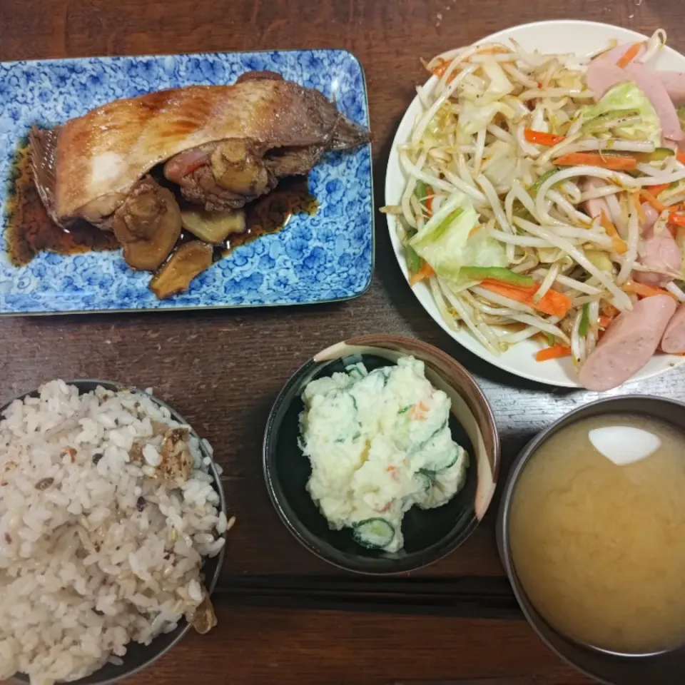 Snapdishの料理写真:アサリご飯二カレイの煮つけ|アクちゃんさん