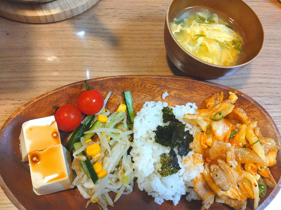 Snapdishの料理写真:かきたま汁
豚キムチ
冷奴
ちくわ入りナムル|さゆさん