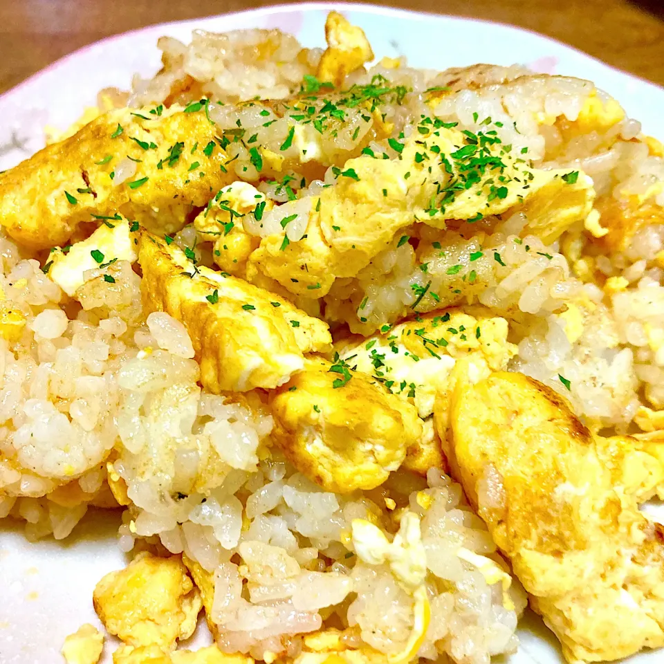 バター風味の玉子チャーハン✨|まいりさん