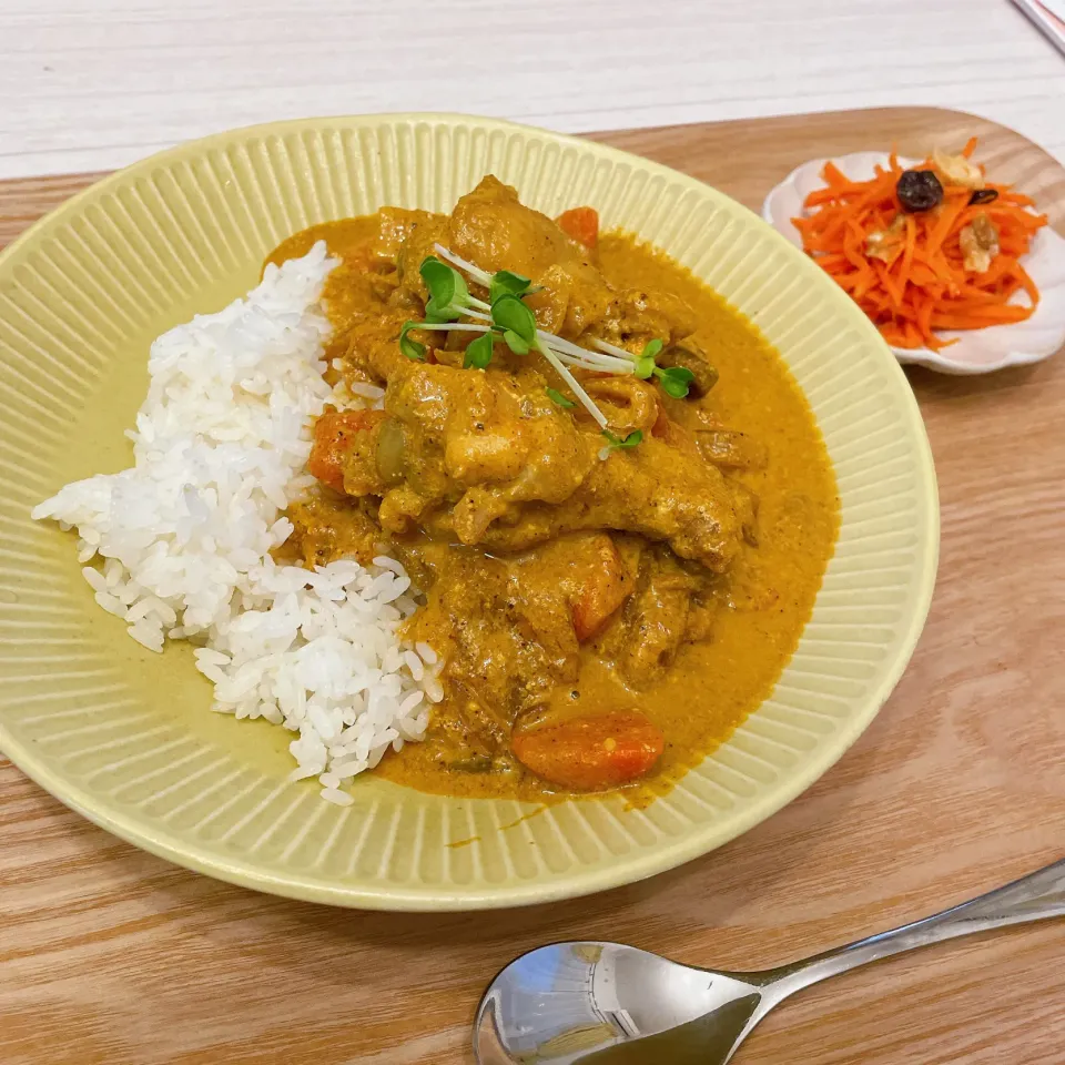 Snapdishの料理写真:玉ねぎ麹のスパイスココナッツカレー🍛🥄🥥|mayuさん