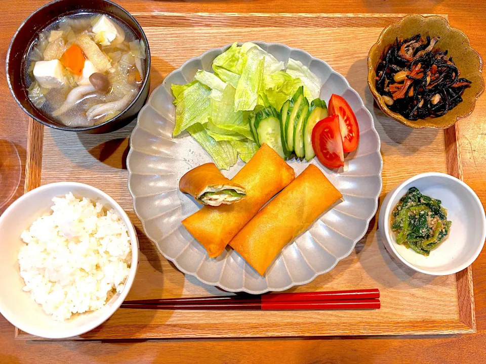 今日の夜ご飯(ささみ梅しそチーズ春巻き、ひじきの煮物、ほうれん草の胡麻和え、けんちん汁)|cocomikaさん