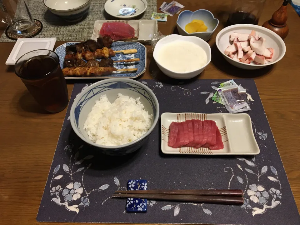 ご飯、とろろ、大めばちまぐろの刺身、鳥レバー串、鳥もも肉＆ニンニク串、ソフトイカミミスライス、沢庵、六条麦茶(夕飯)|enarinさん