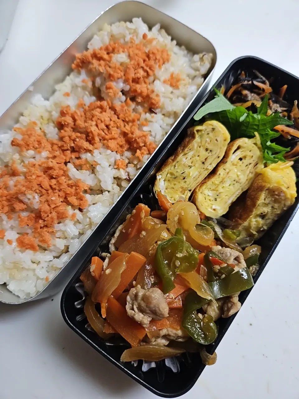 Snapdishの料理写真:☆高１弁当☆雑穀米鮭ごはん、ひじき煮物、小エビ卵焼き、焼き肉|ｼｮｺﾗさん