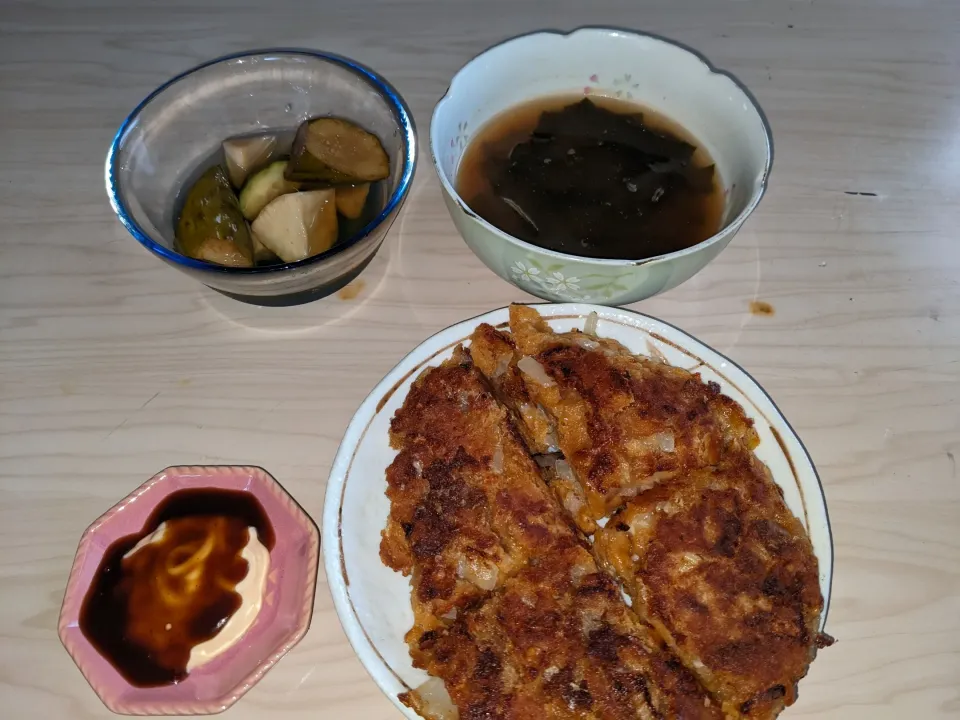 2024/05/13の食事は冷凍冷蔵庫整理食
・お好み焼き風（長芋＋玉葱＋ニンニク＋北海道産小麦粉＋きな粉＋味醂＋リコピン入りトマトケチャップ残りを水で溶かし＋サラダ油＋ホワイトペッパー）
・タレ（明太マヨネーズ＋とんかつソース＋塩分控えめ丸大豆醤油）
・自家製大根＋キュウリピクルス
・スープ（ワカメ＋上記のリコピン入|Tarou  Masayukiさん