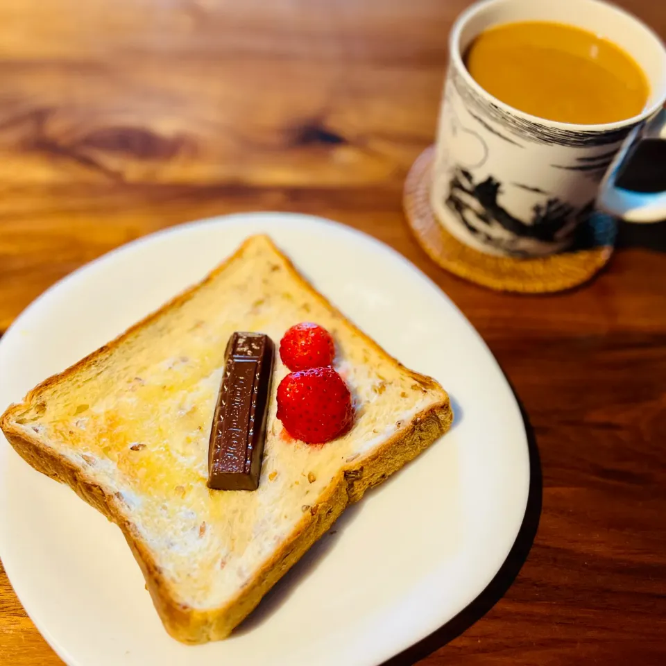 朝ごパン　苺チョコバタートースト|アッコちゃん✨さん