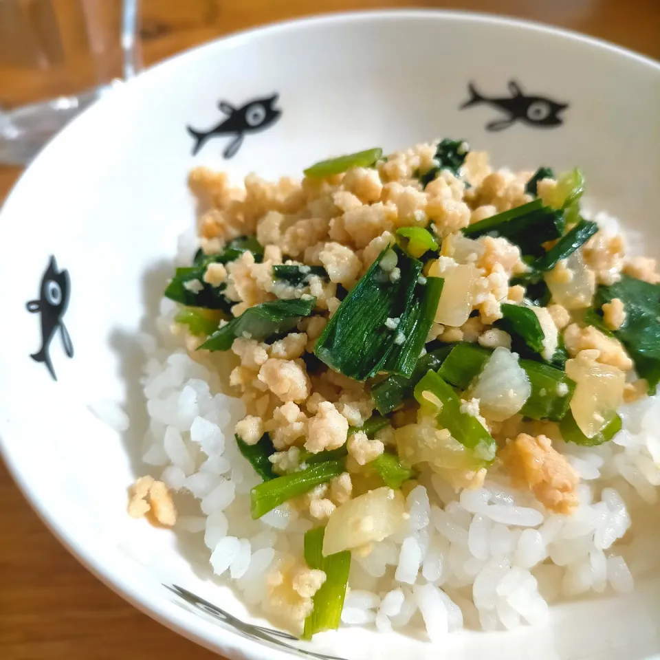 Snapdishの料理写真:鶏そぼろとニラのスタミナ丼|ゆうこさん