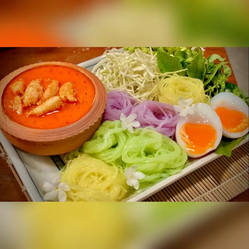 Kanom Jeen Nam Ya Pu
(Rice Noodle with crab curry sauce)|bjorkさん