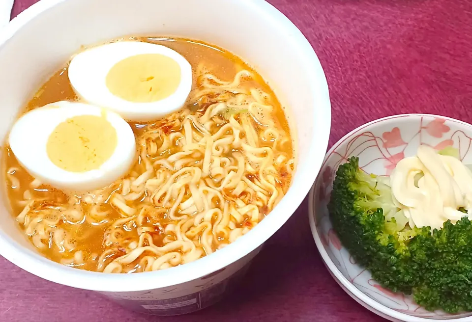 Snapdishの料理写真:大盛辛味噌ラーメン
茹で卵
ブロッコリー|ナナさん