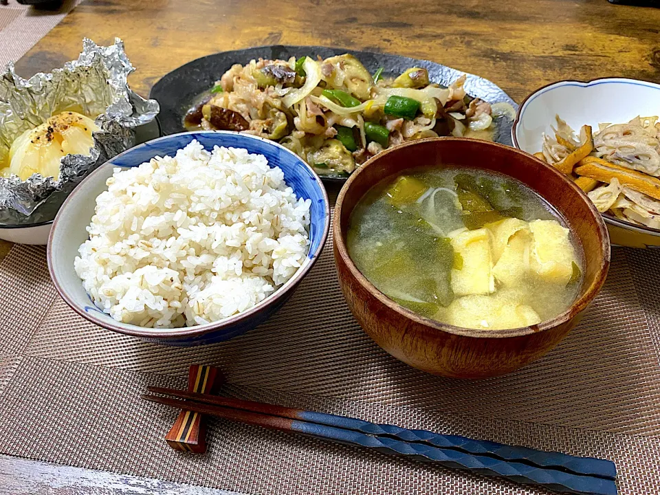 ナスピーマン豚肉の味噌炒め　レンコンとさつま揚げのきんぴら　新玉ねぎのホイル焼き　麦ご飯　味噌汁|♡misaki♡さん