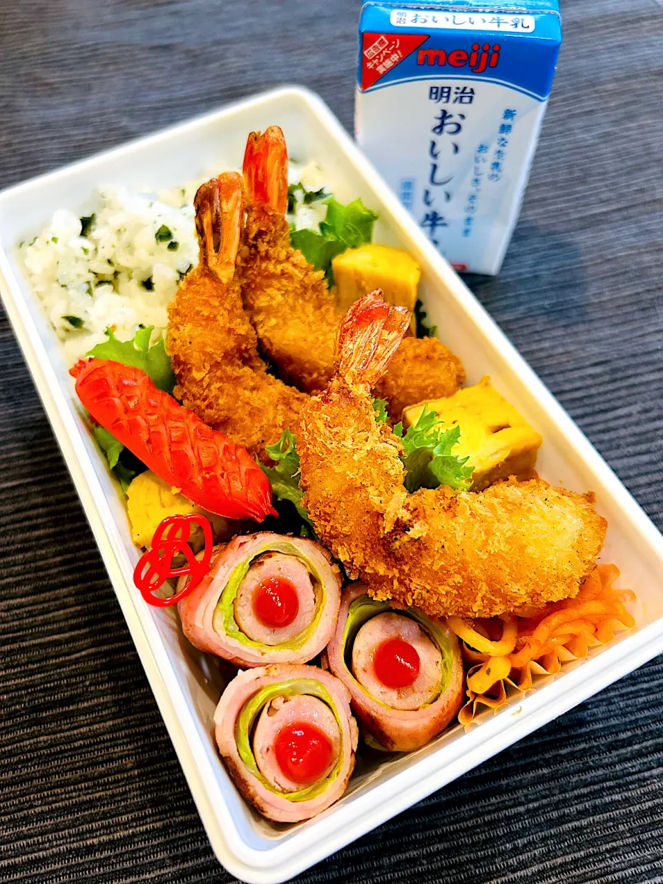 Snapdishの料理写真:エビフライとわかめご飯弁当|やっちさん